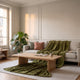 Plaid gaufré vert foncé déployé dans le salon, vue en situation