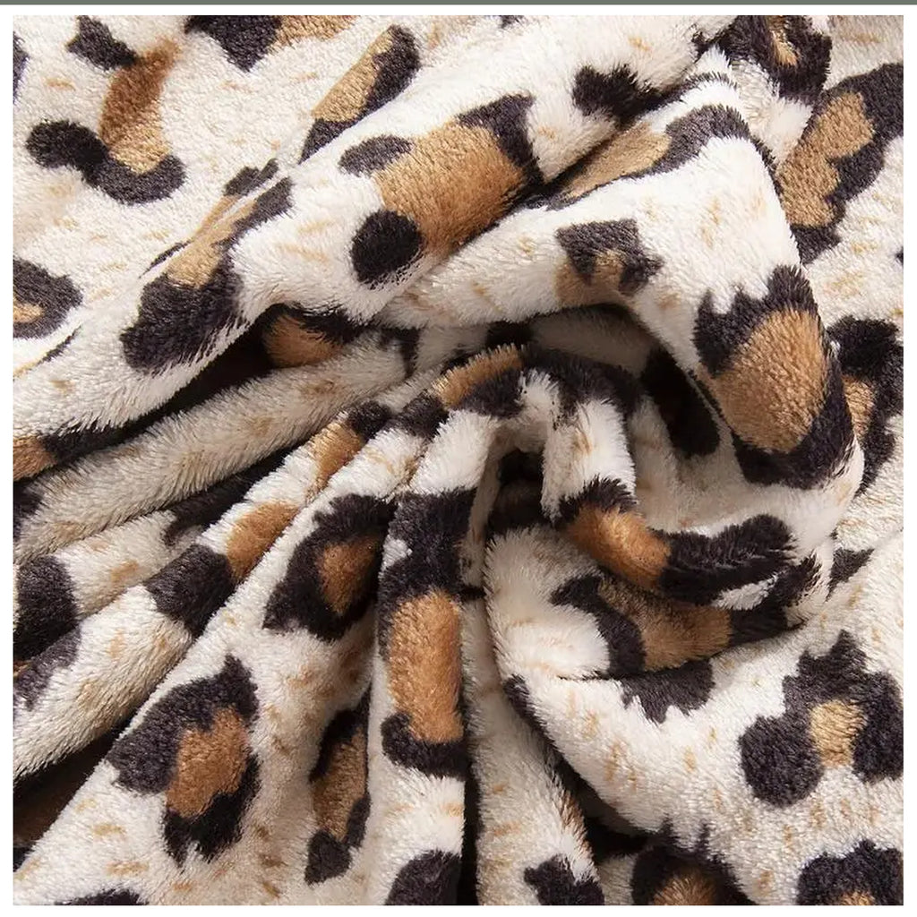 Gros plan sur les plis et la surface pelucheuse du plaid léopard