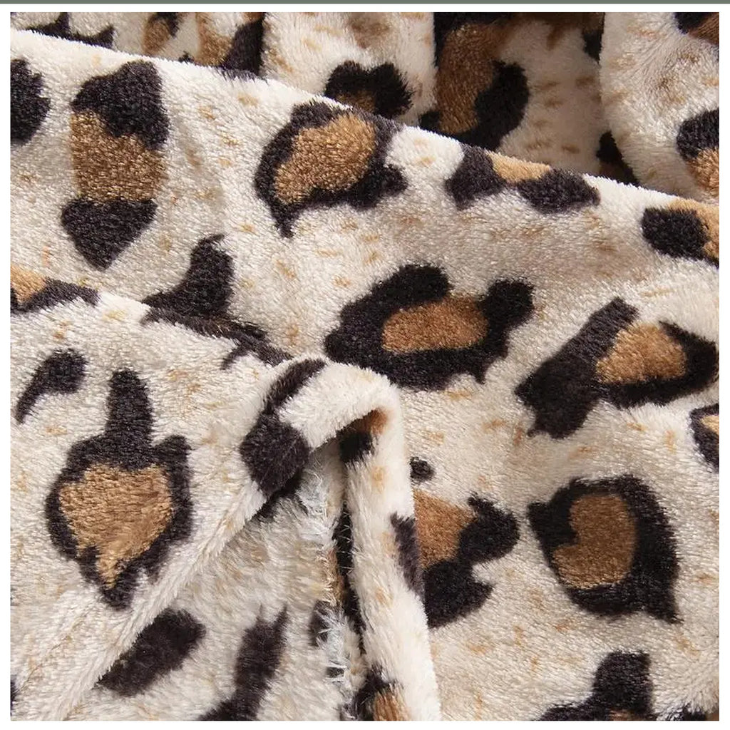Détail du motif écru, fauve et brun du plaid léopard