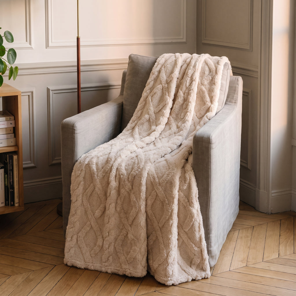 Plaid polaire à motifs nervurés en situation, creme matiere