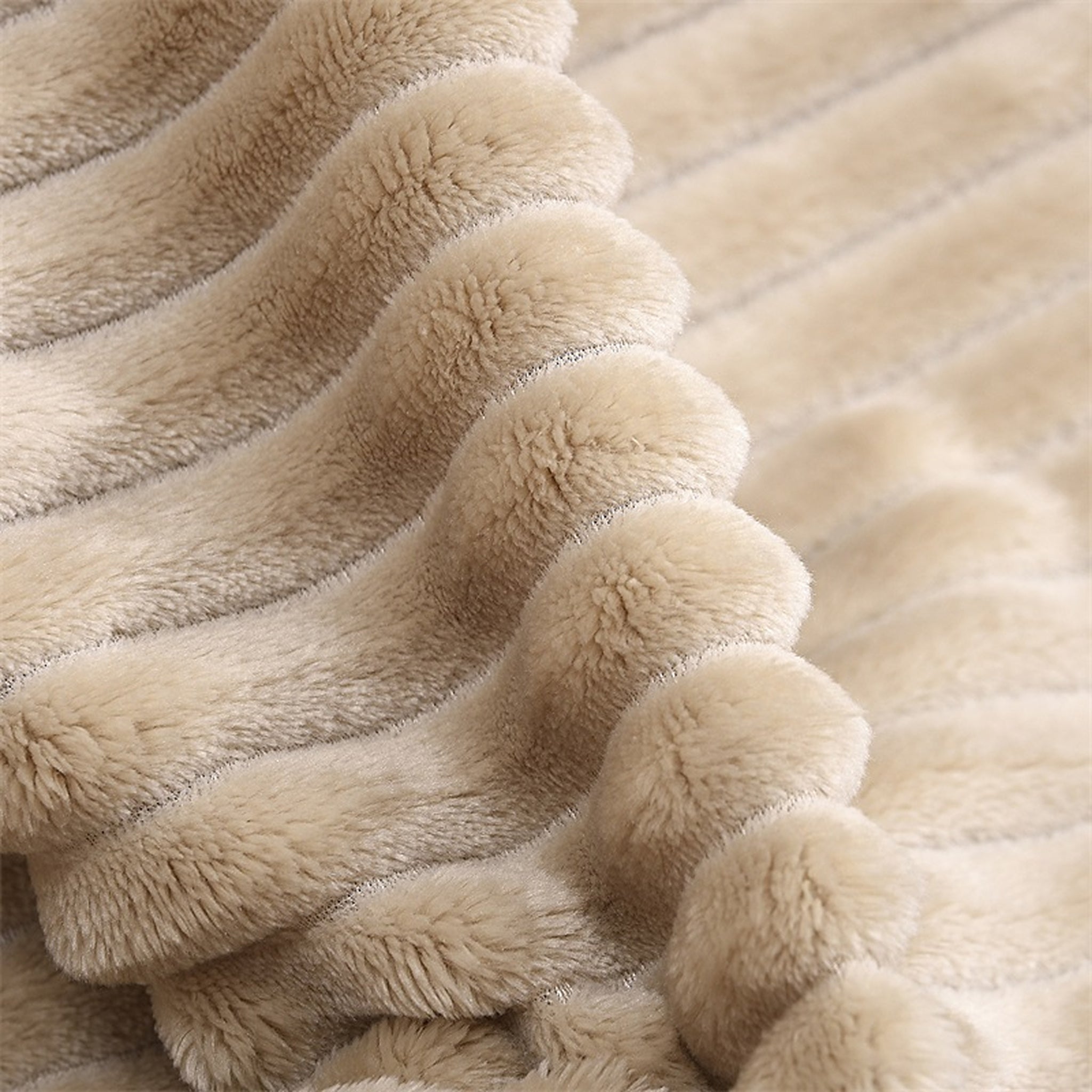 Détail de la matière douce et côtelée du plaid polaire beige Image