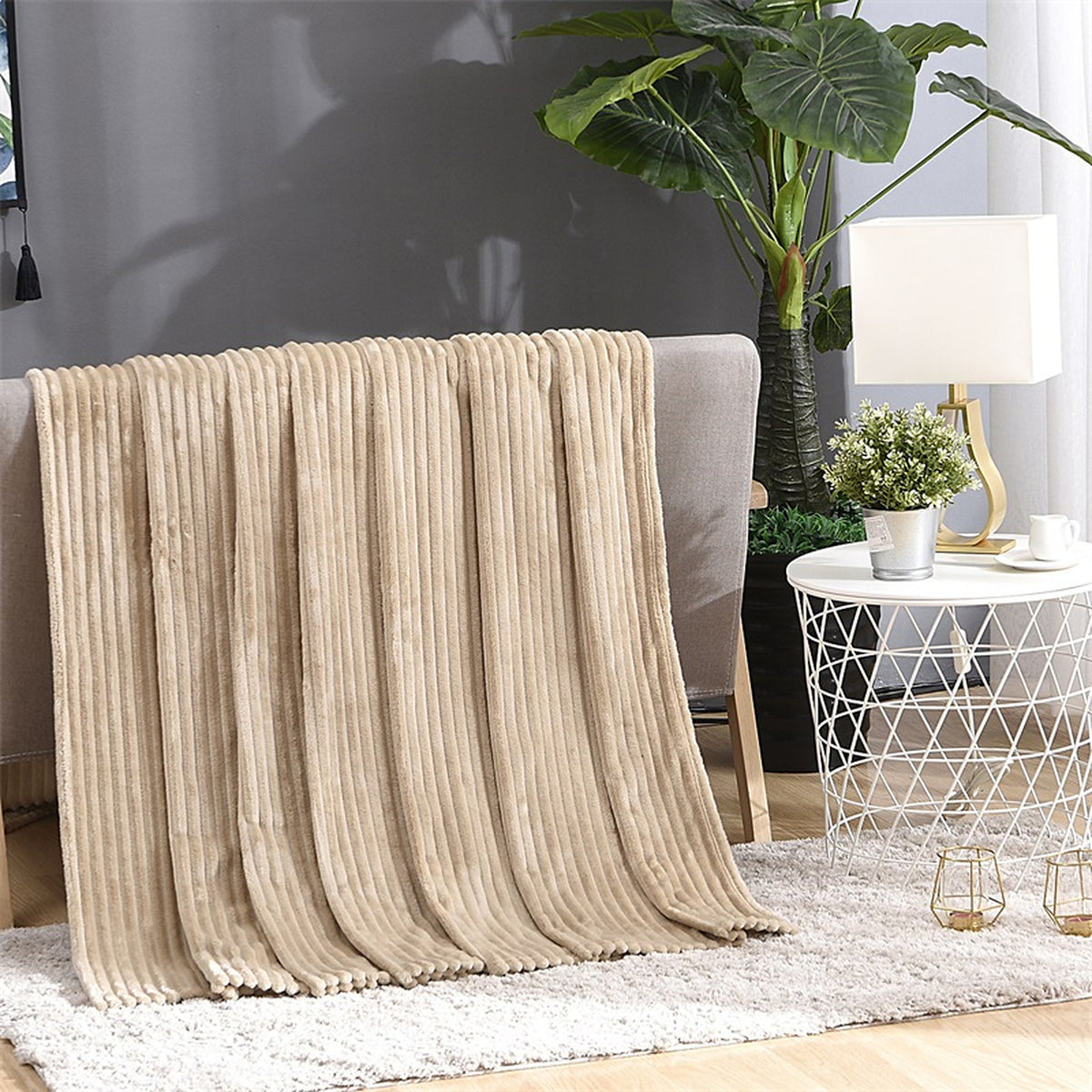 Plaid polaire beige à rayures drapé dans le salon