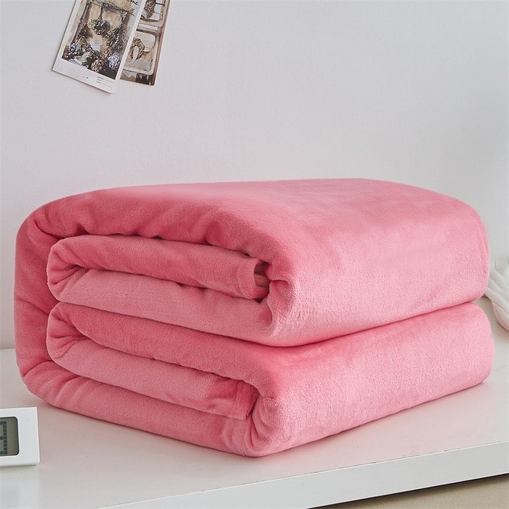 Plaid polaire léger en flanelle coloris rose foncé, plié sur fond clair