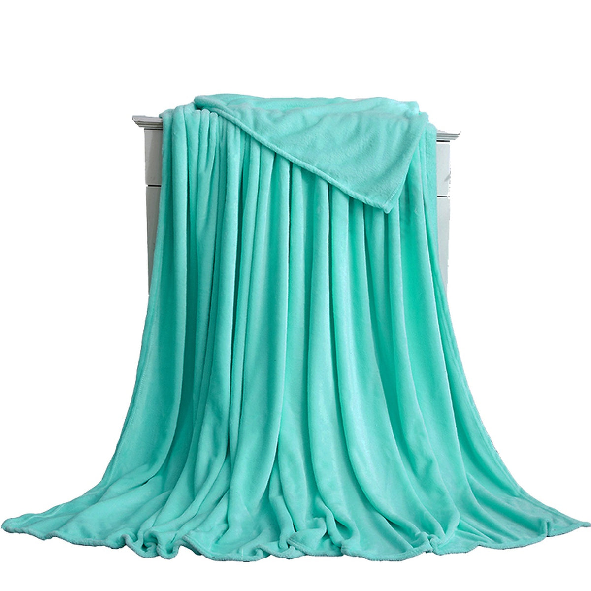 Plaid polaire léger en flanelle coloris turquoise, plié sur fond clair