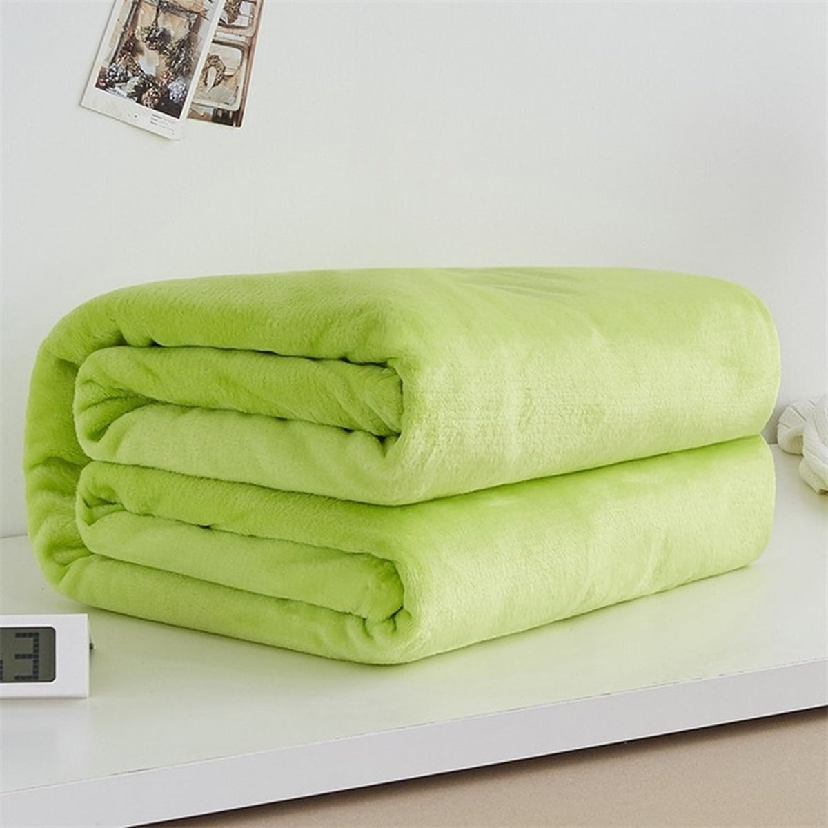 Plaid polaire léger en flanelle coloris vert citron, plié sur fond clair
