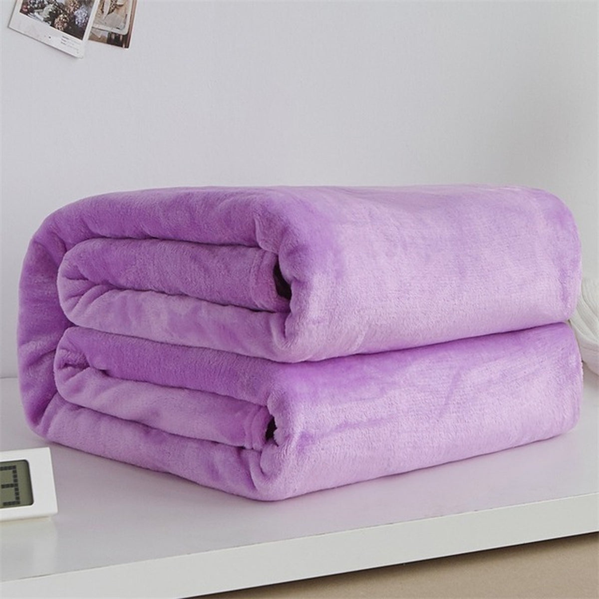 Plaid polaire léger en flanelle coloris violet clair, plié sur fond clair