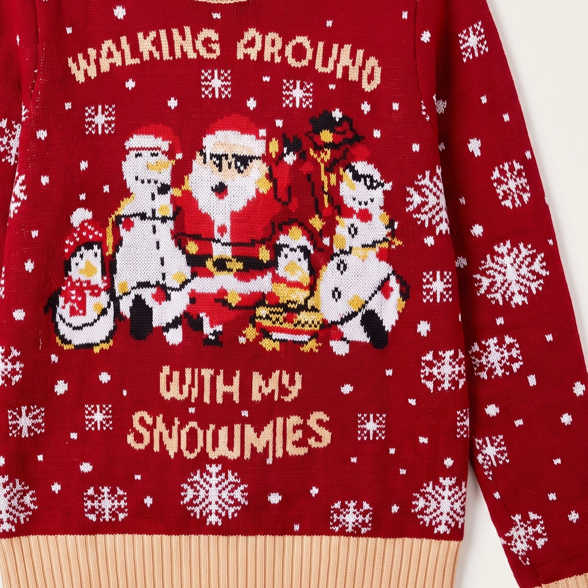 Motif du pull de Noël femme rouge : Père Noël et bonshommes de neige en plan rapproché sur la maille