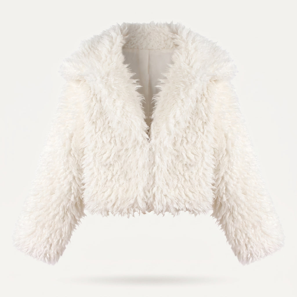 Veste courte en fausse fourrure blanc cassé vue de face, sur fond uni