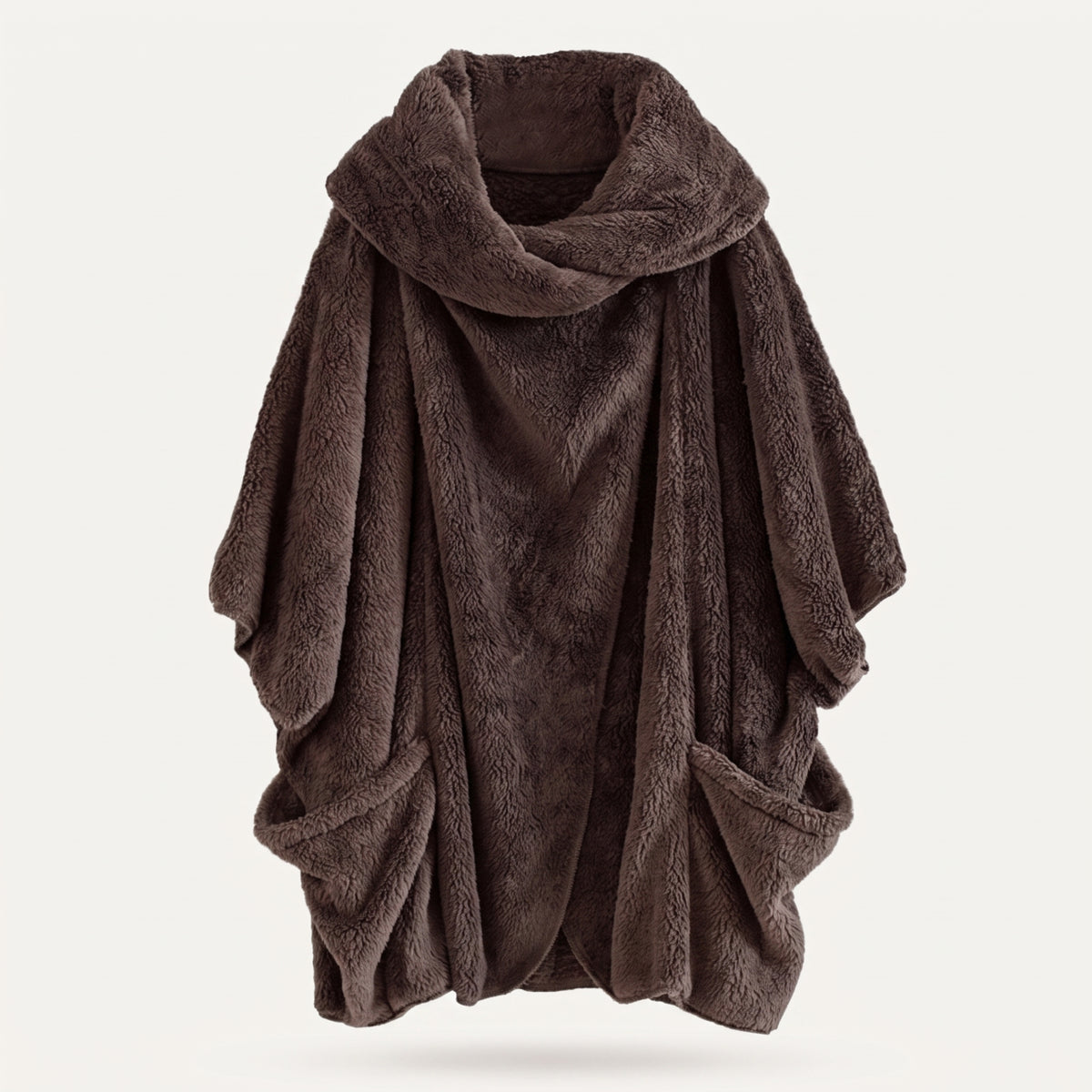 Pull-poncho en peluche marron taupe vu de face, sur fond uni