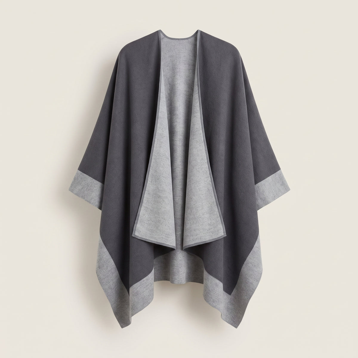 Poncho bicolore gris ardoise vu de face, sur fond uni