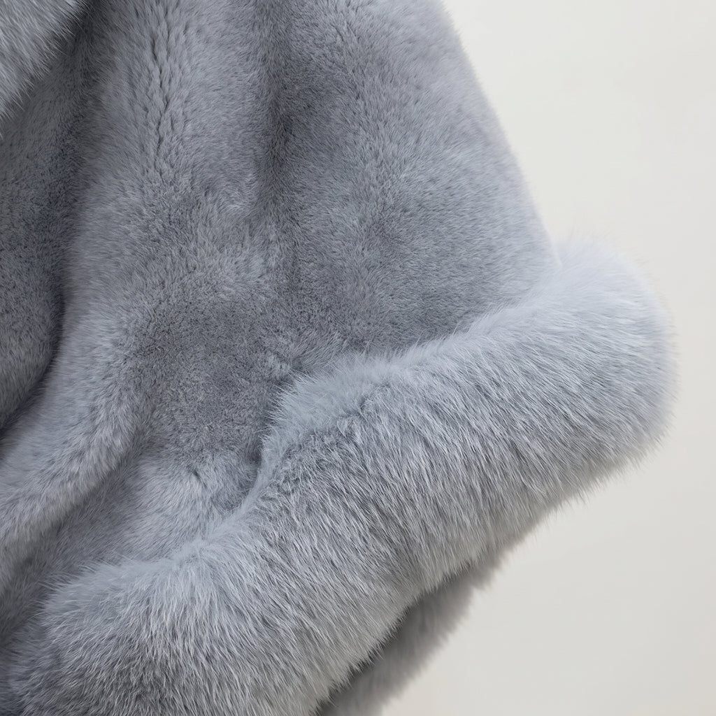 Détail du panneau gris à poil court et de sa bordure duveteuse plus longue
