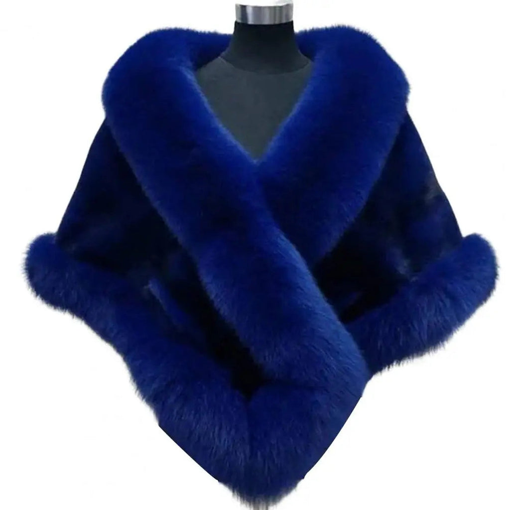 Poncho bleu sur buste noir, panneau souple et bordure duveteuse visibles de face