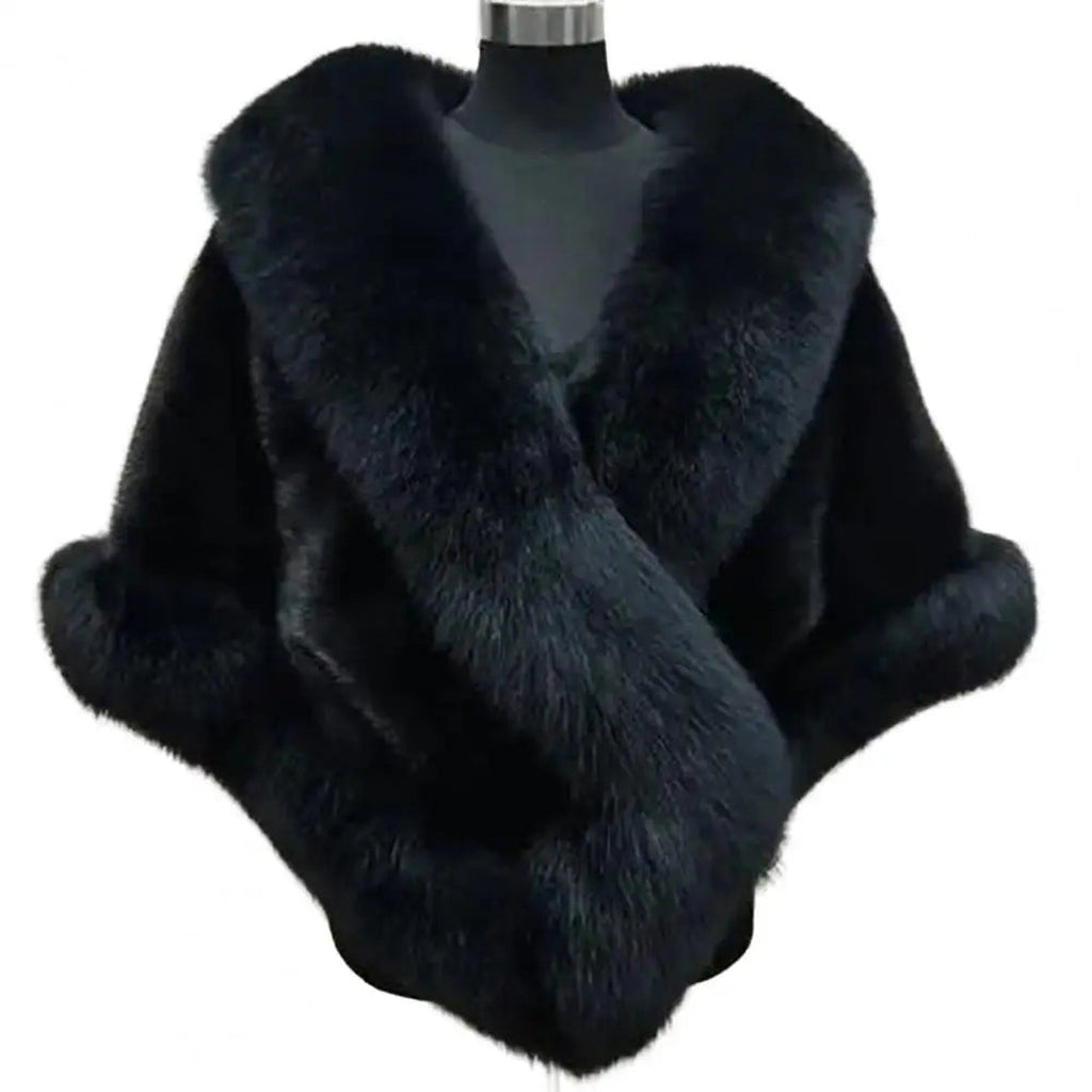 Poncho noir sur buste noir, panneau souple et bordure duveteuse visibles de face