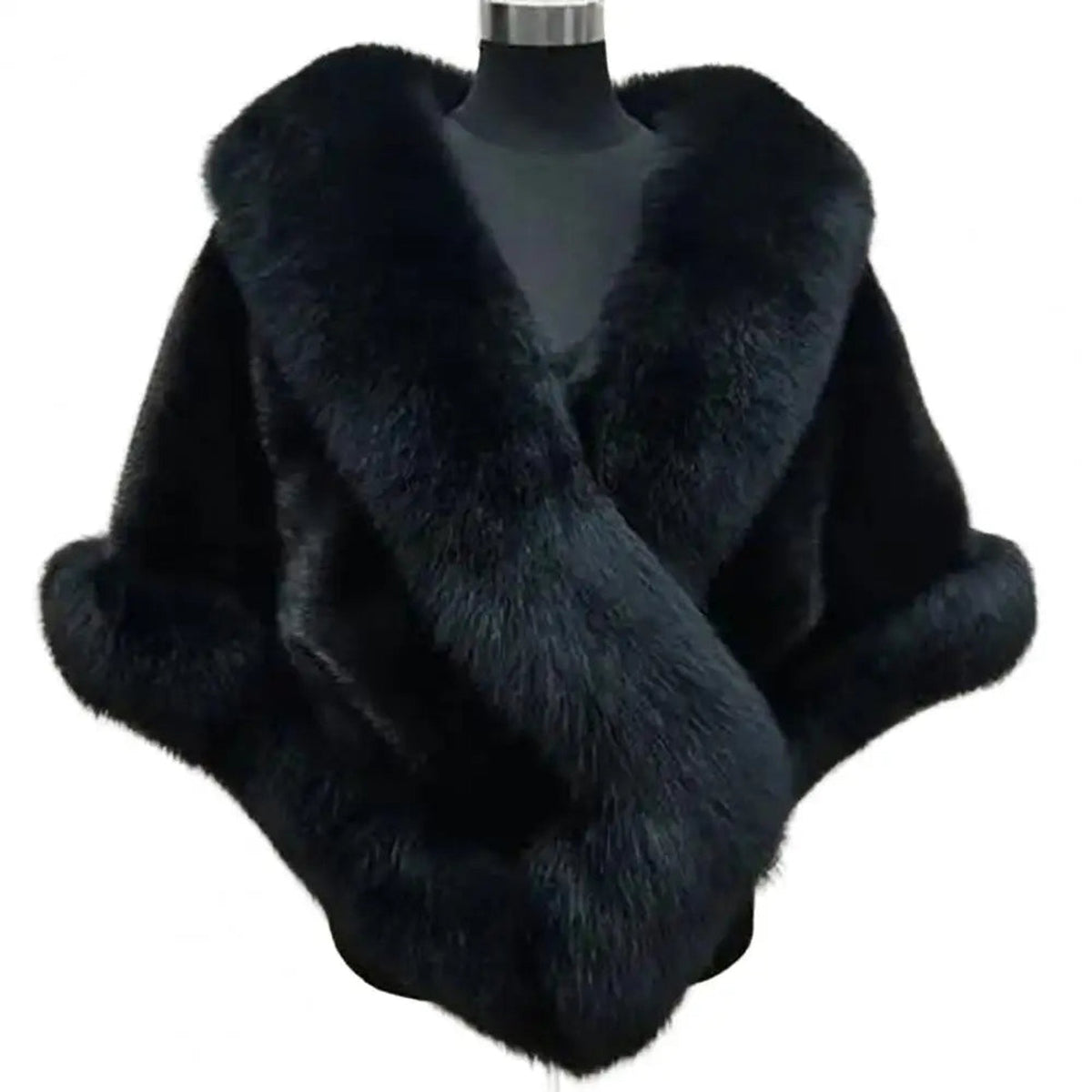 Poncho noir sur buste noir, panneau souple et bordure duveteuse visibles de face