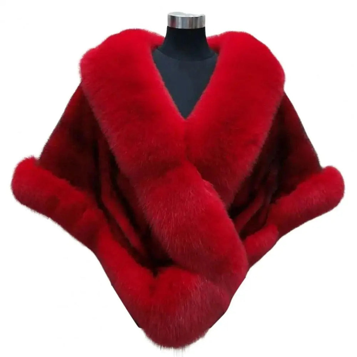 Poncho rouge sur buste noir, large bordure visible autour du cou et sur la pointe basse
