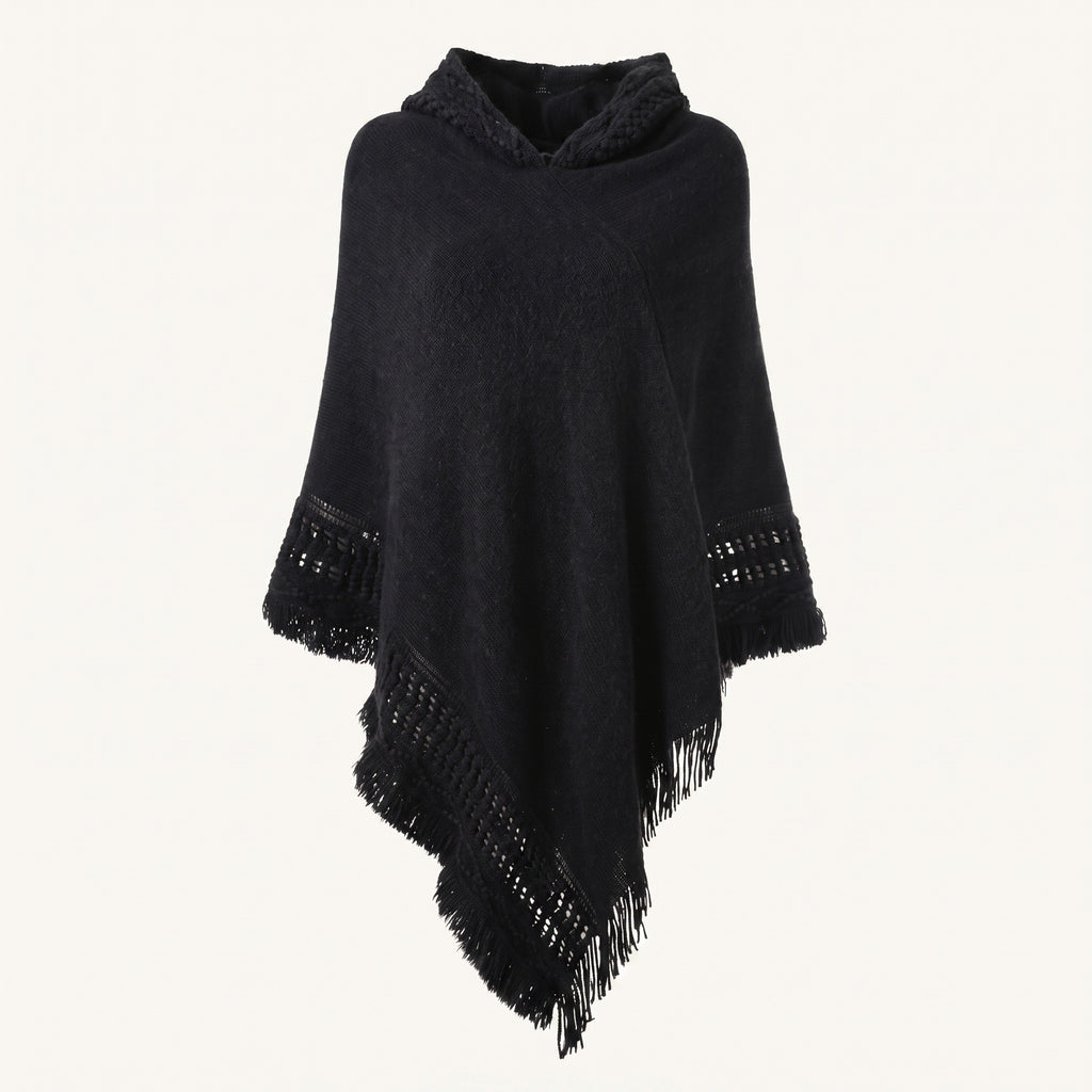 Poncho noir à capuche, coupe asymétrique et bord frangé sur mannequin invisible