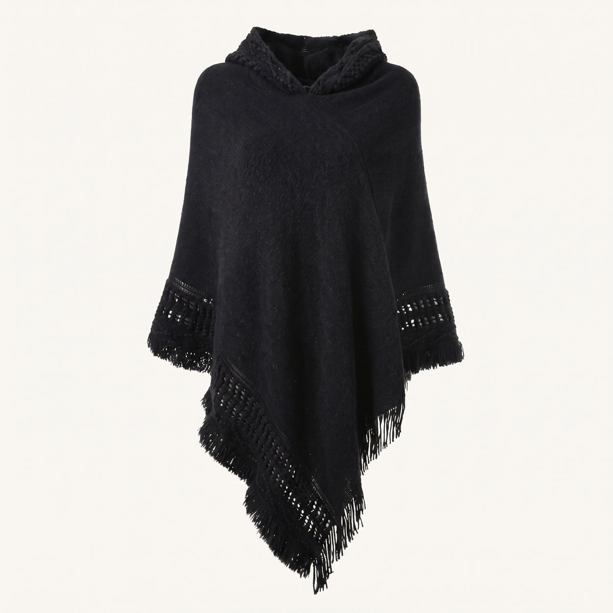 Poncho noir à capuche, coupe asymétrique et bord frangé sur mannequin invisible