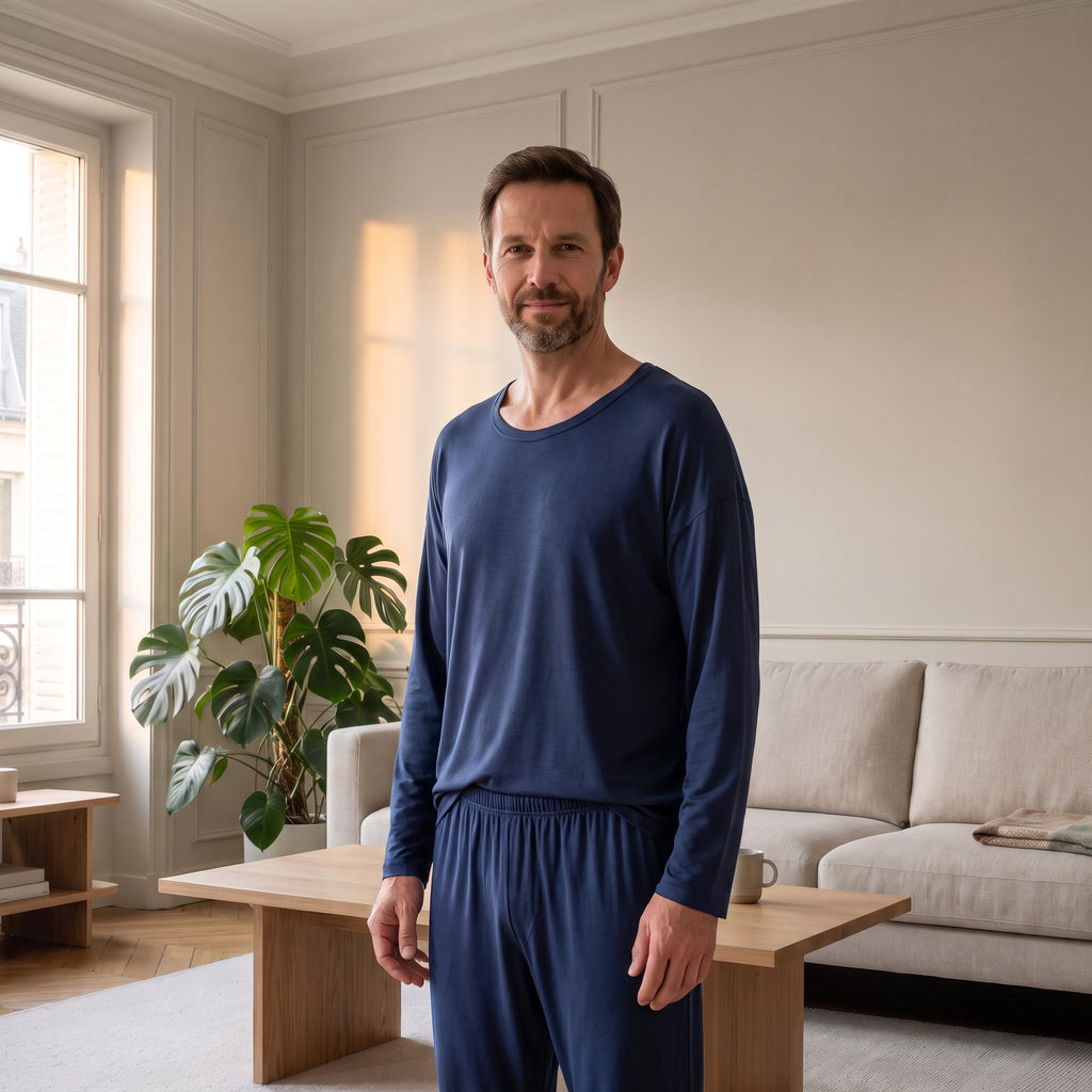 Homme en pyjama mi-saison bleu marine dans un salon