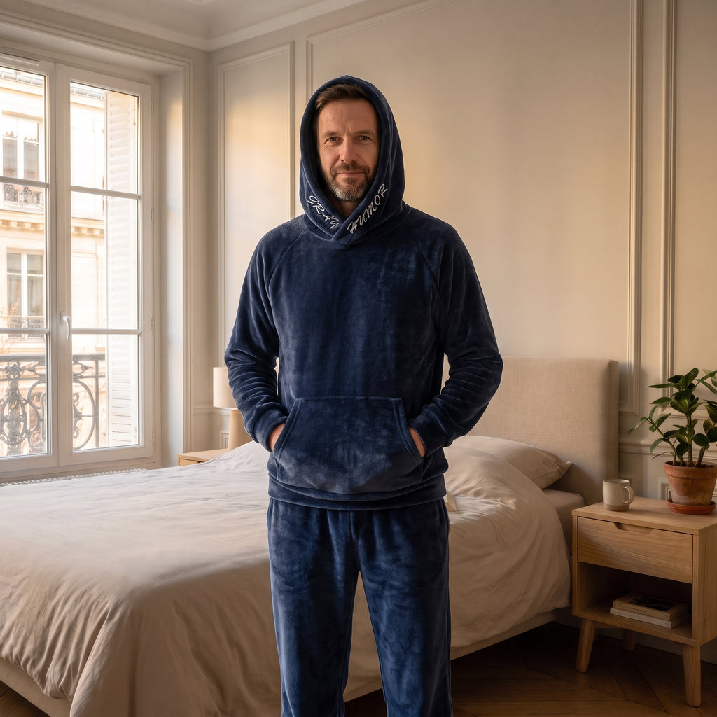 Pyjama homme à capuche bleu porté capuche relevée
