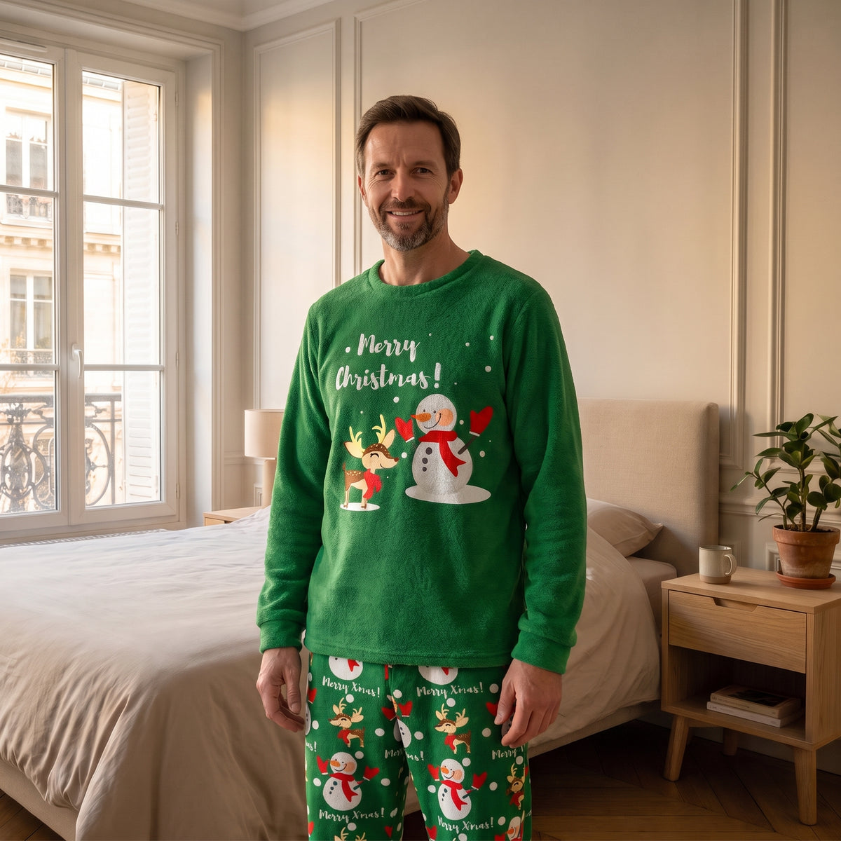 Pyjama de Noël homme vert porté debout dans une chambre lumineuse