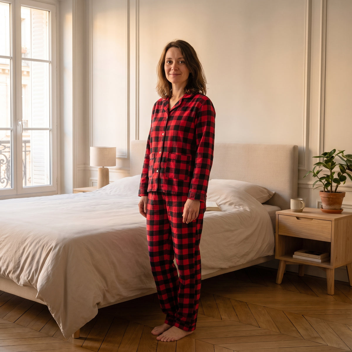 Femme chez elle portant le pyjama à carreaux rouges et noirs