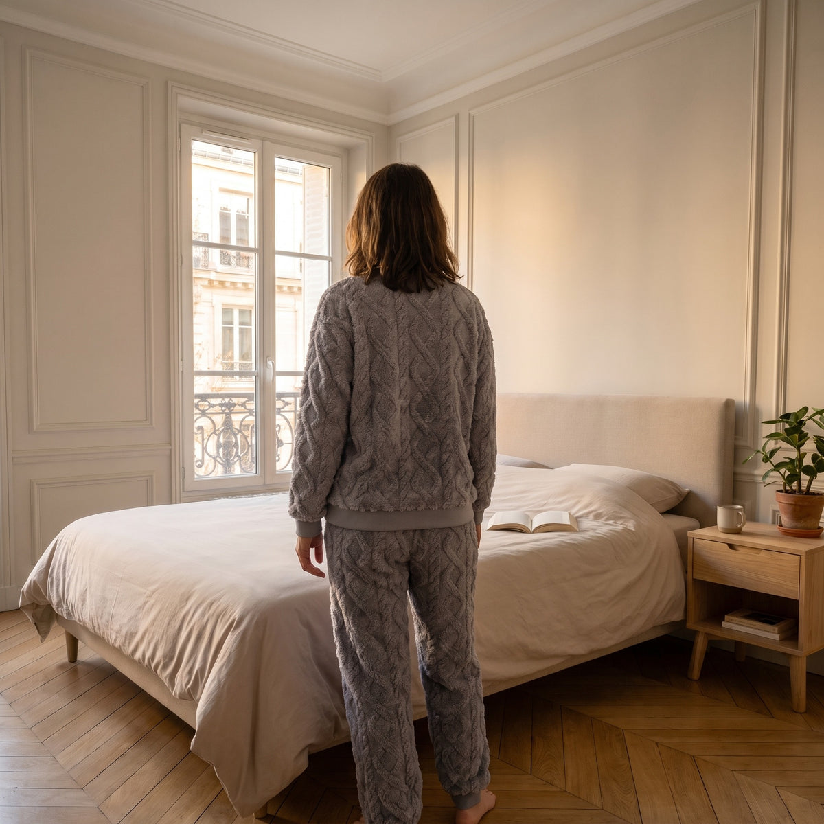 Ensemble pyjama gris en coton effet tricot vu de dos, porté par une femme dans sa chambre