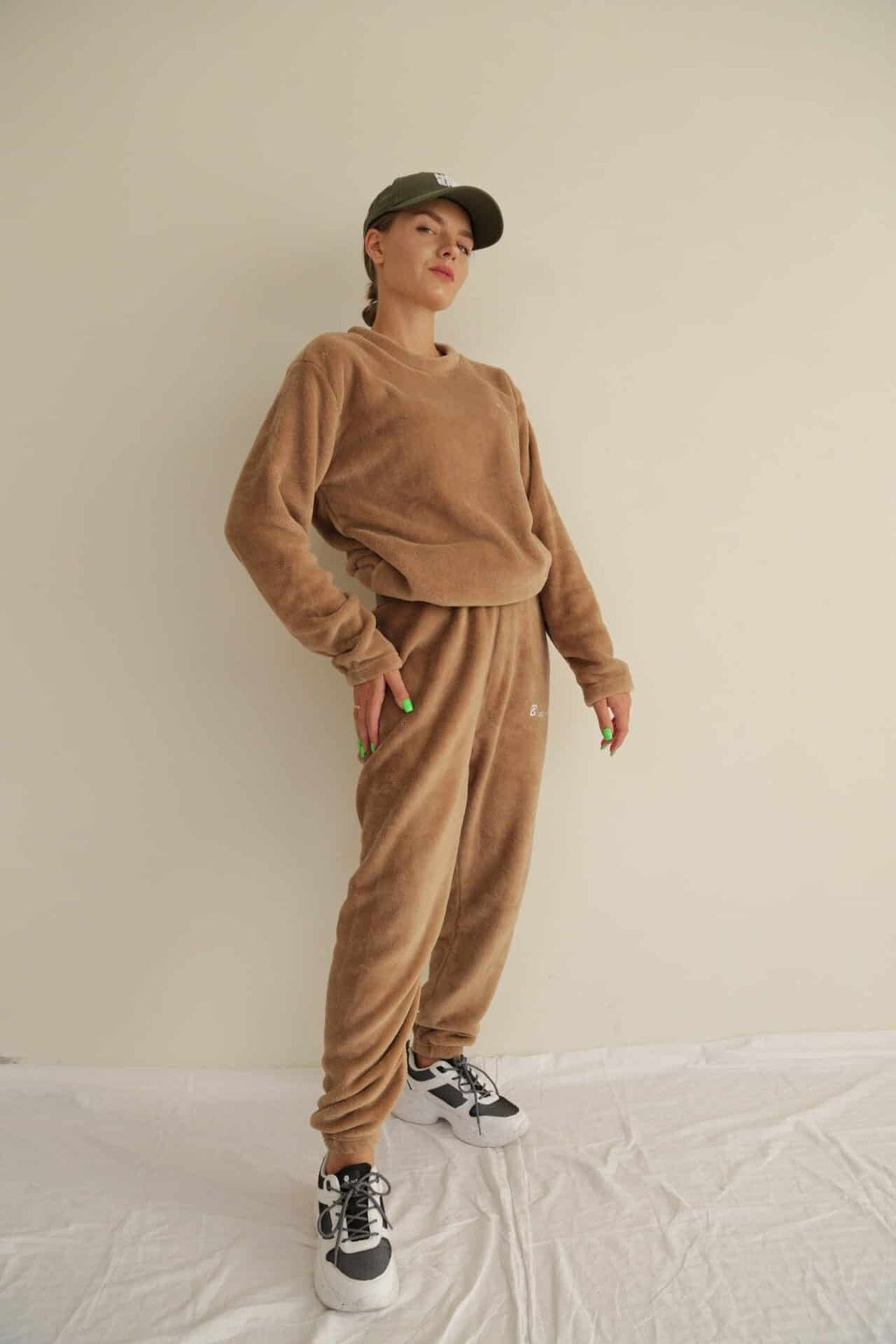 Femme portant le pyjama de velours marron