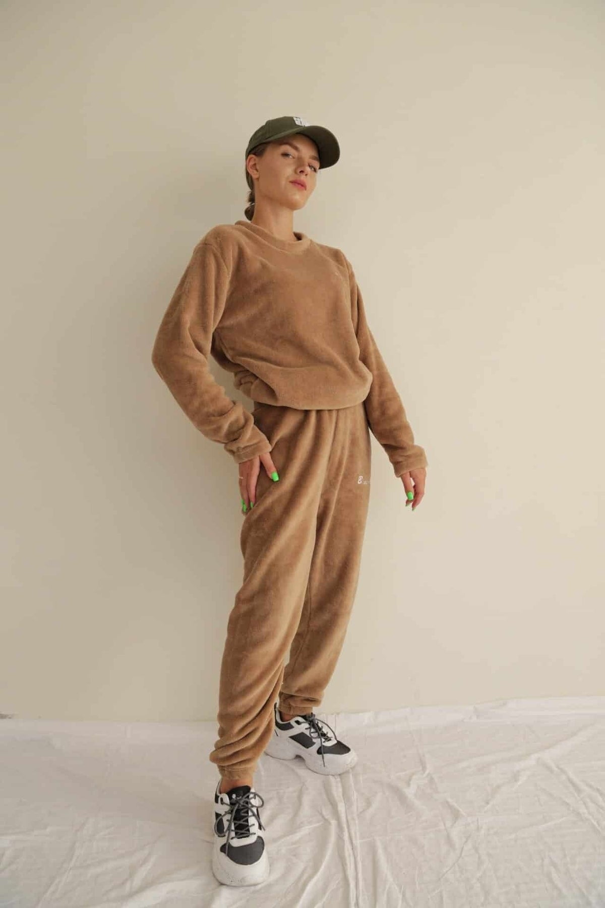 Femme portant le pyjama de velours marron