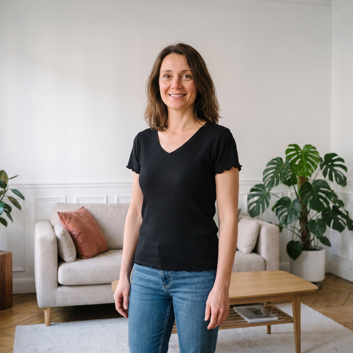 Femme portant le t-shirt côtelé col V noir dans un salon