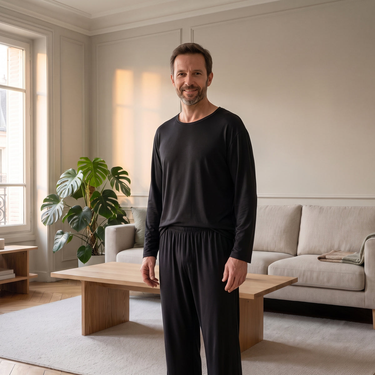 Pyjama mi-saison homme noir porté dans un salon