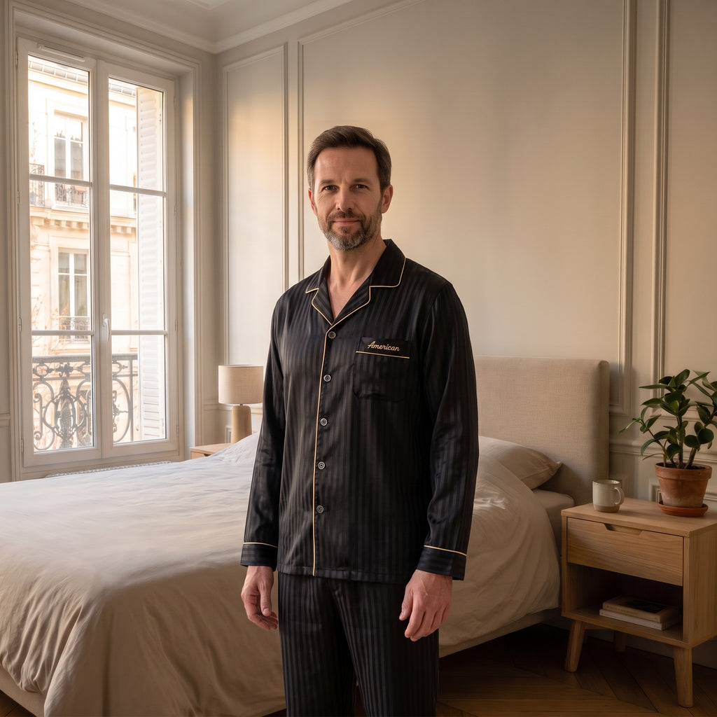 Pyjama homme rayé noir porté par le mannequin homme Moment Cocooning