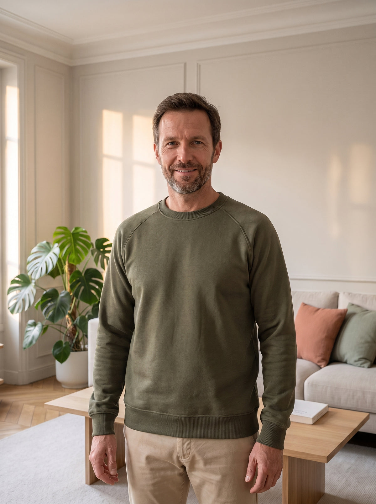 Homme portant le sweat classique vert militaire dans un salon