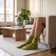 Chaussettes sushi coloris vert anis, portees dans le salon