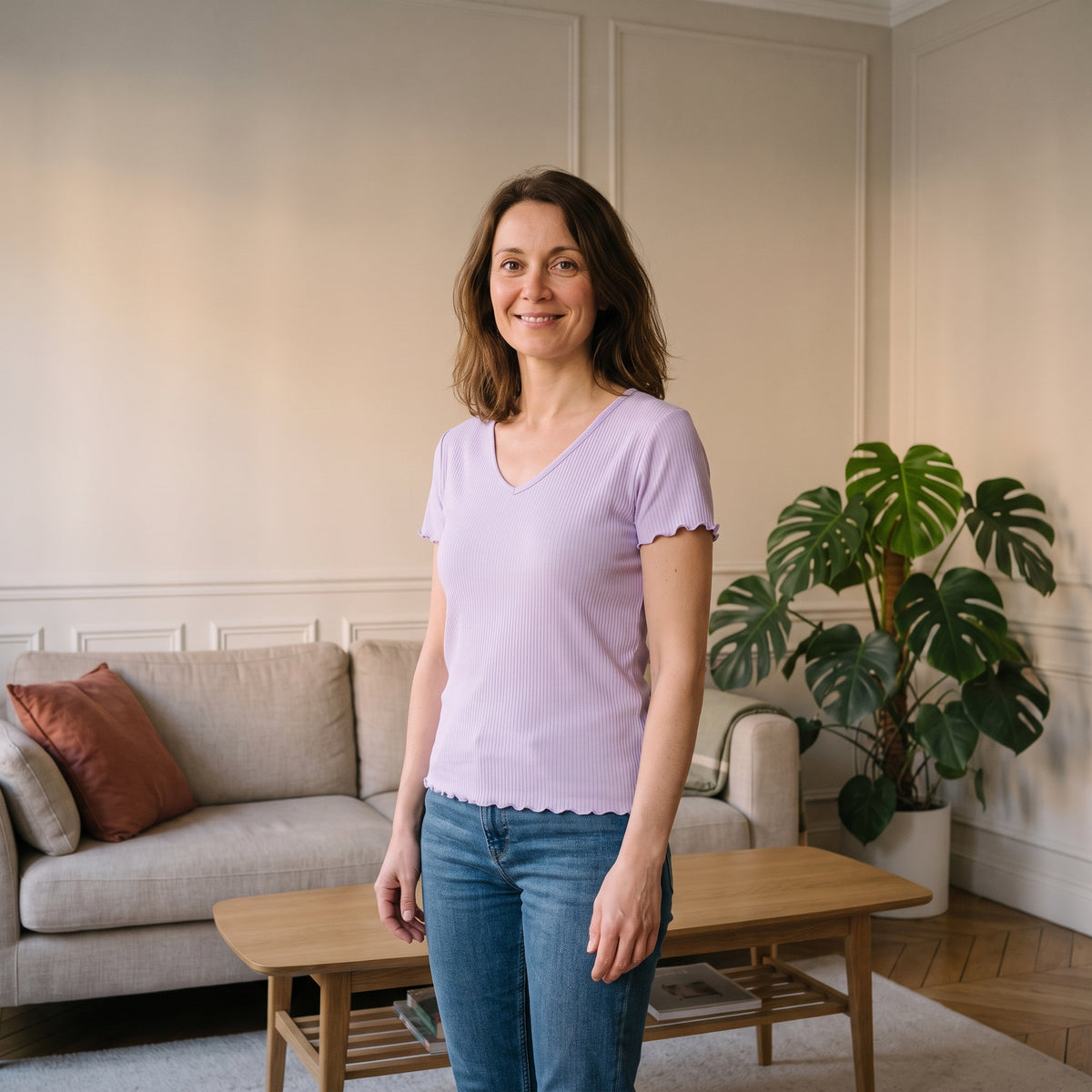 Femme portant le t-shirt côtelé col V lilas dans un salon