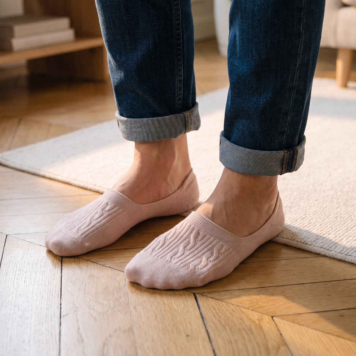 Socquettes invisibles rose poudré portées avec un jean