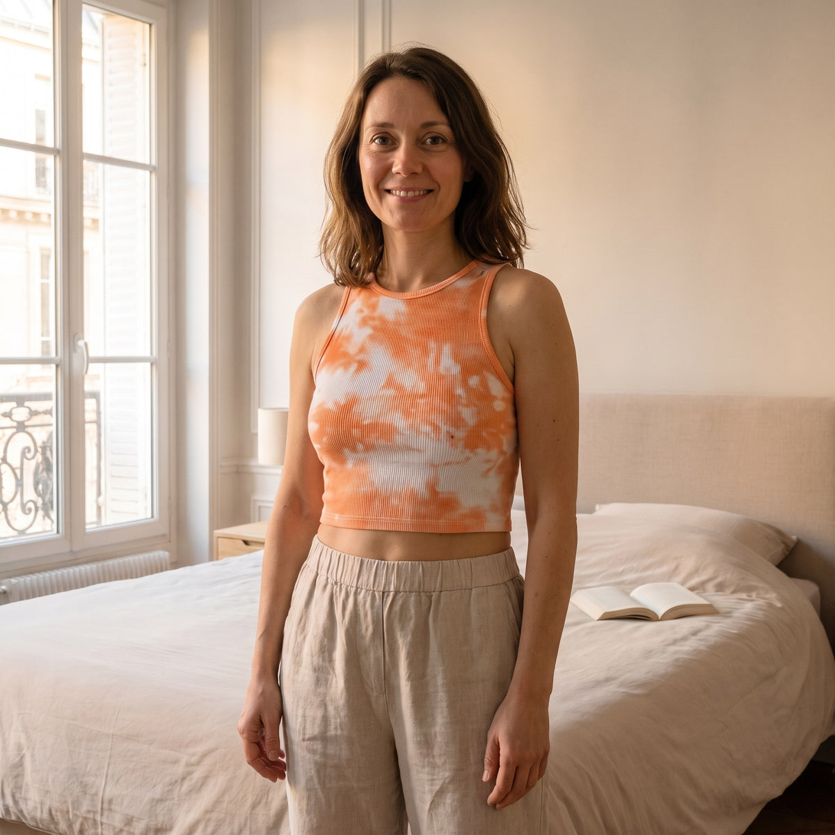 Débardeur crop top tie and dye femme, coloris orange, porté dans une chambre