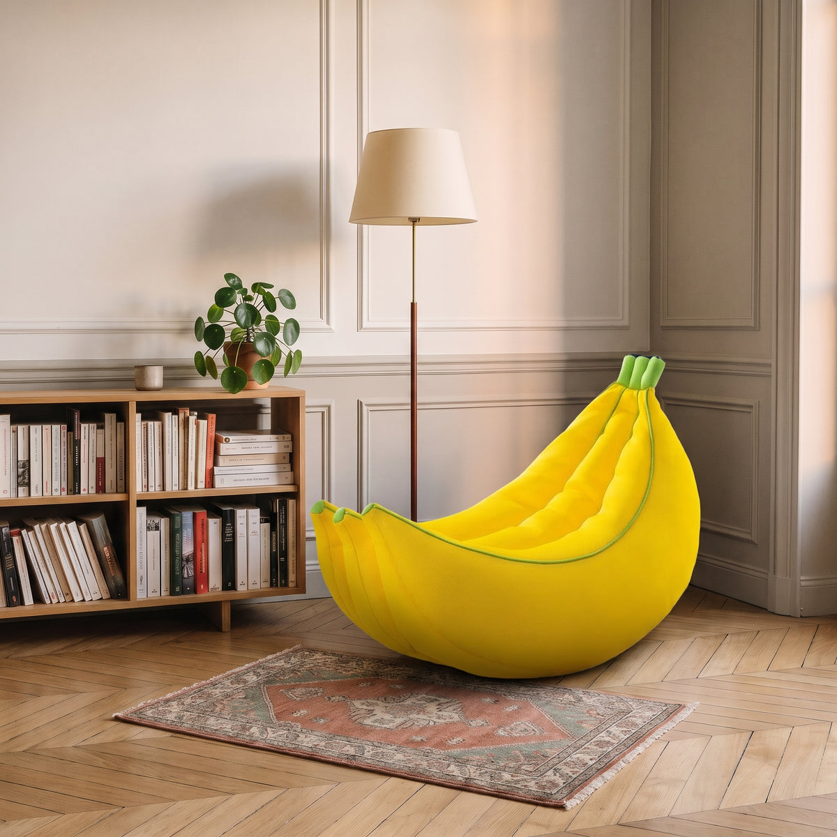 Pouf banane jaune dans un coin lecture lumineux Image