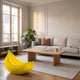 Pouf banane jaune taille S dans un salon lumineux