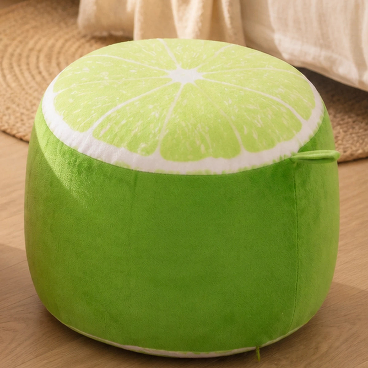Pouf gonflable fruit citron vert seul dans une chambre chaleureuse