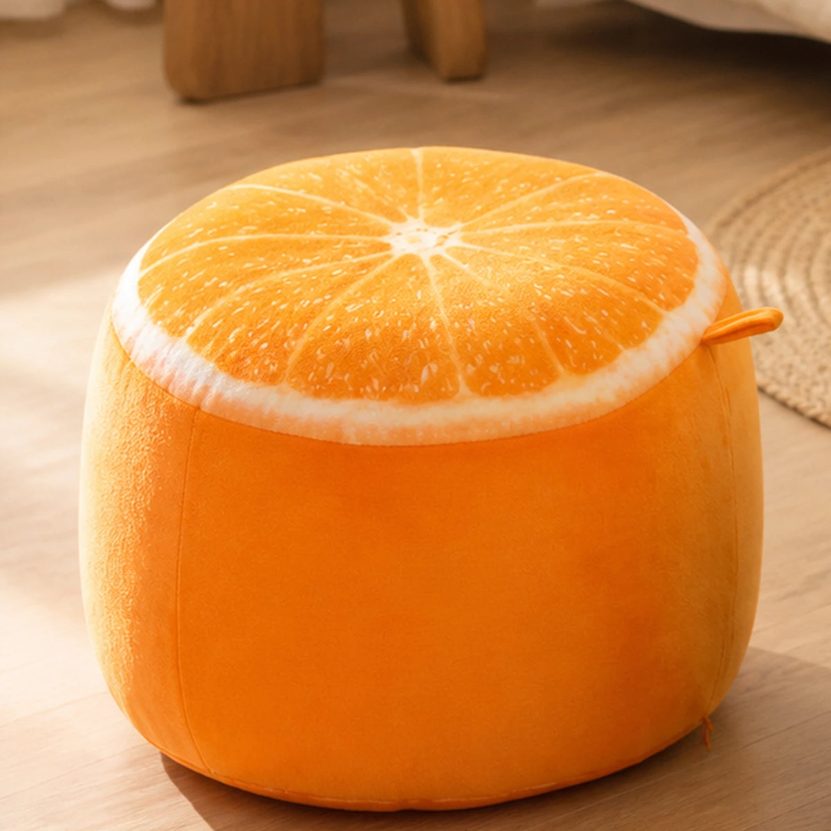 Pouf gonflable fruit orange seul dans une chambre chaleureuse