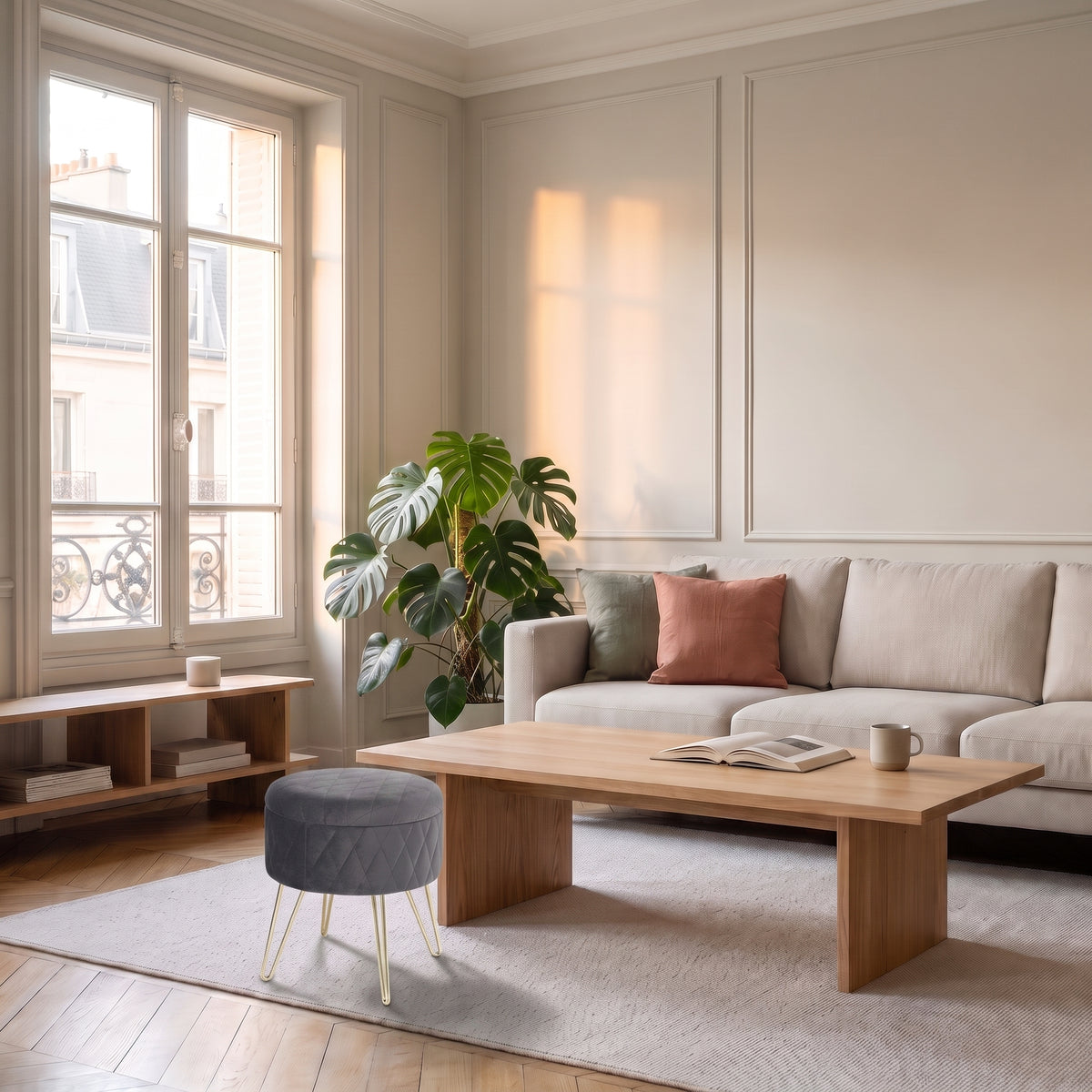 Pouf rond de rangement imitation velours gris foncé dans le salon