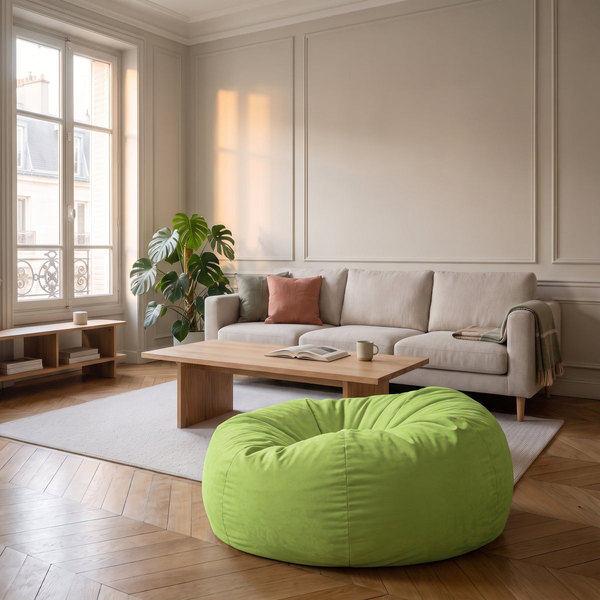 Housse de pouf immense verte posée au sol du salon, devant le canapé en tissu clair Image
