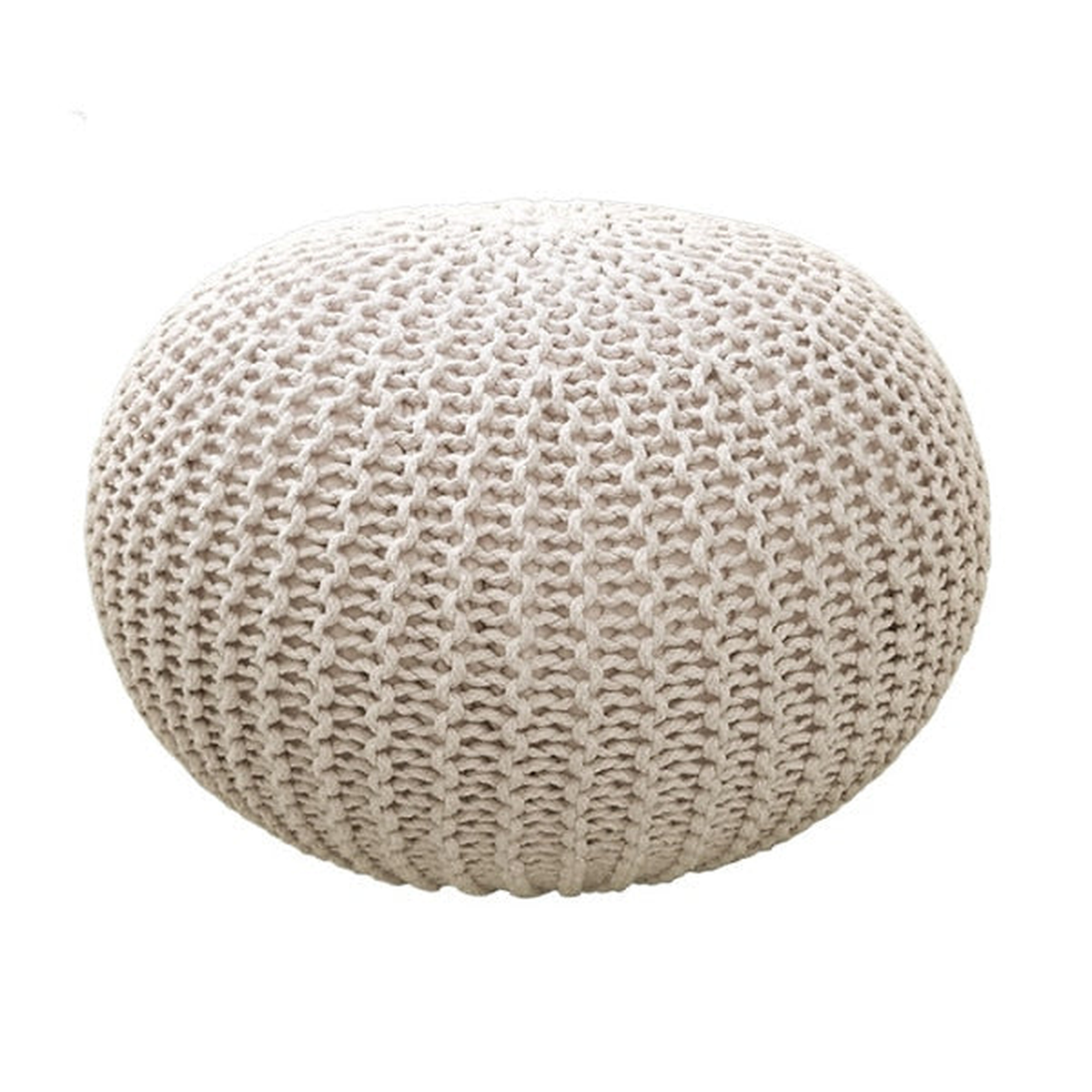 Pouf rond en grosse maille écru, vu de trois quarts sur fond blanc