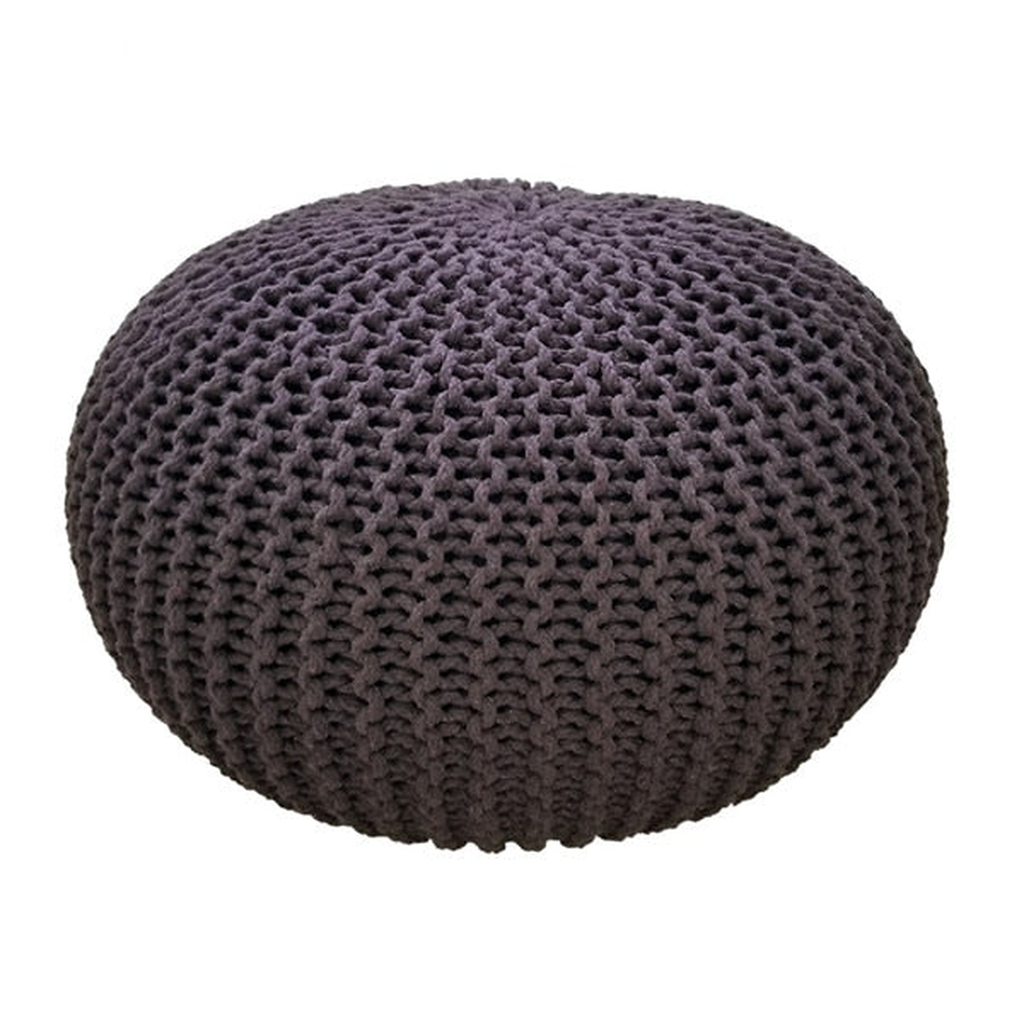 Pouf rond en grosse maille taupe foncé, vu de trois quarts sur fond blanc