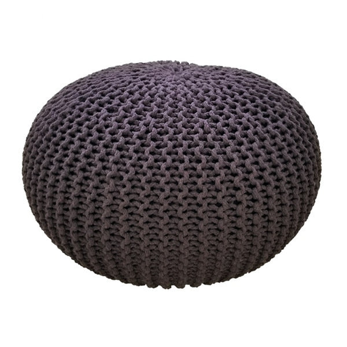 Pouf rond en grosse maille taupe foncé, vu de trois quarts sur fond blanc