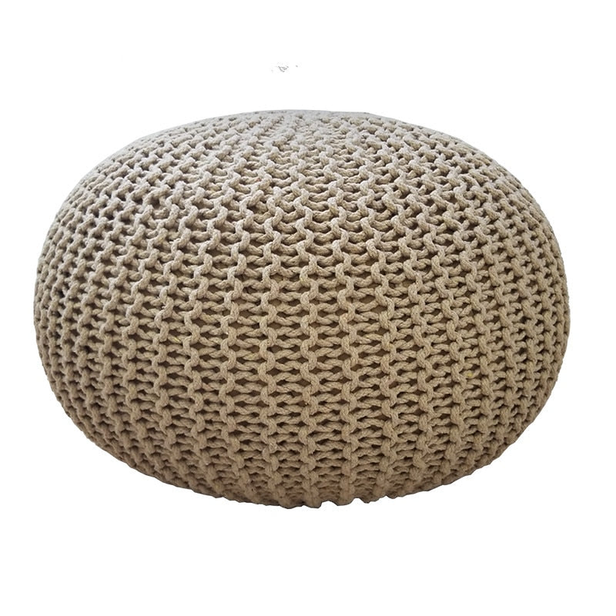Pouf rond en grosse maille sable, vu de trois quarts sur fond blanc