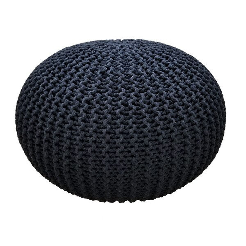 Pouf rond en grosse maille noire, vu de trois quarts sur fond blanc