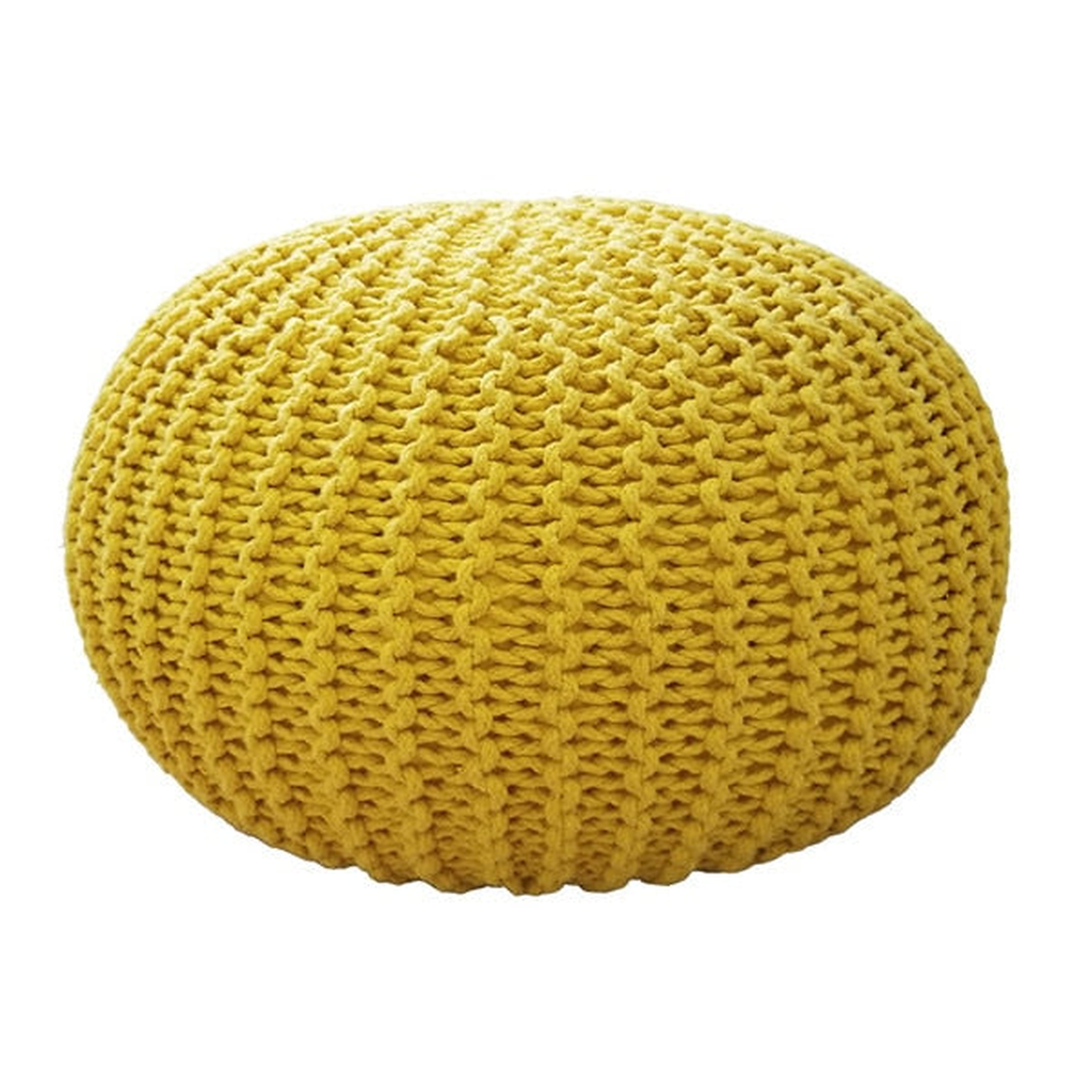 Pouf rond en grosse maille jaune moutarde, vu de trois quarts sur fond blanc