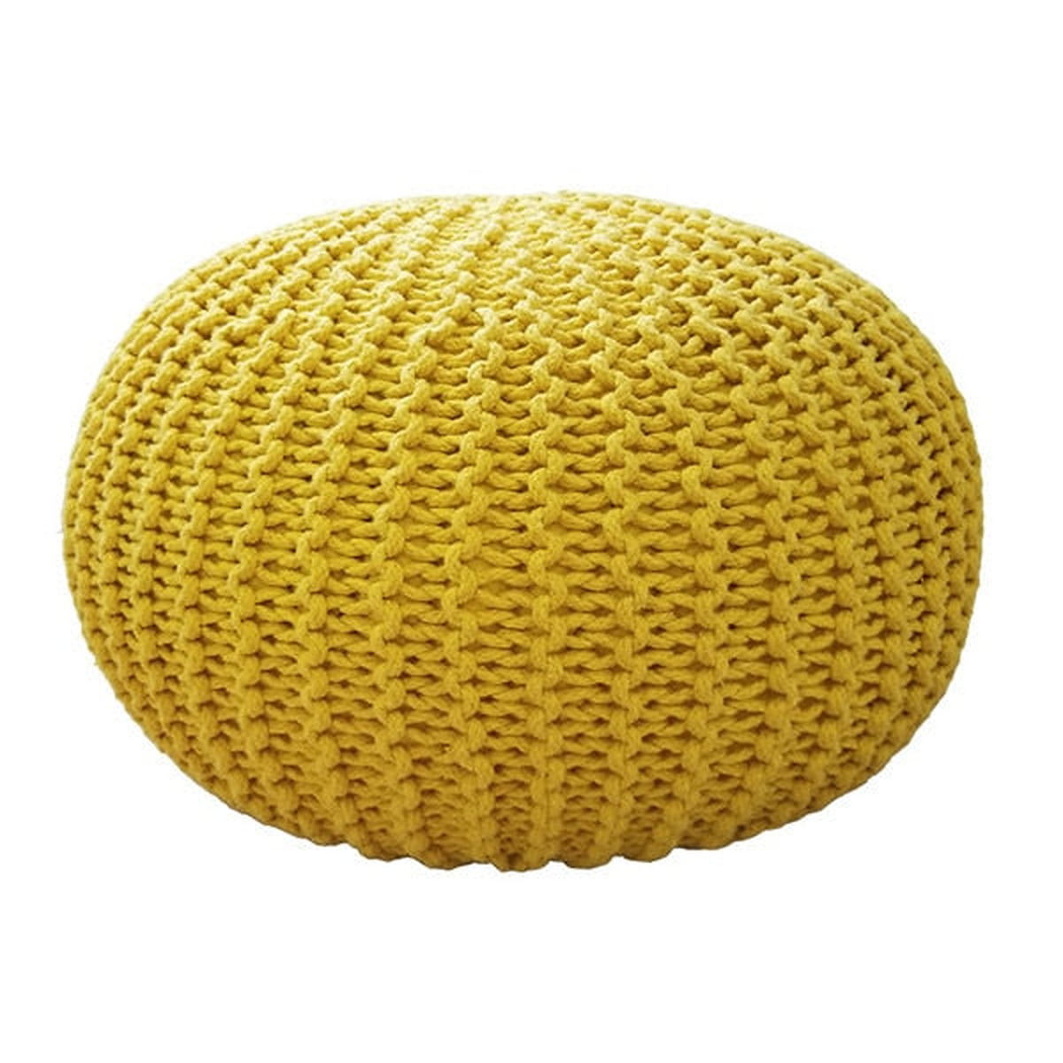 Pouf rond en grosse maille jaune moutarde, vu de trois quarts sur fond blanc