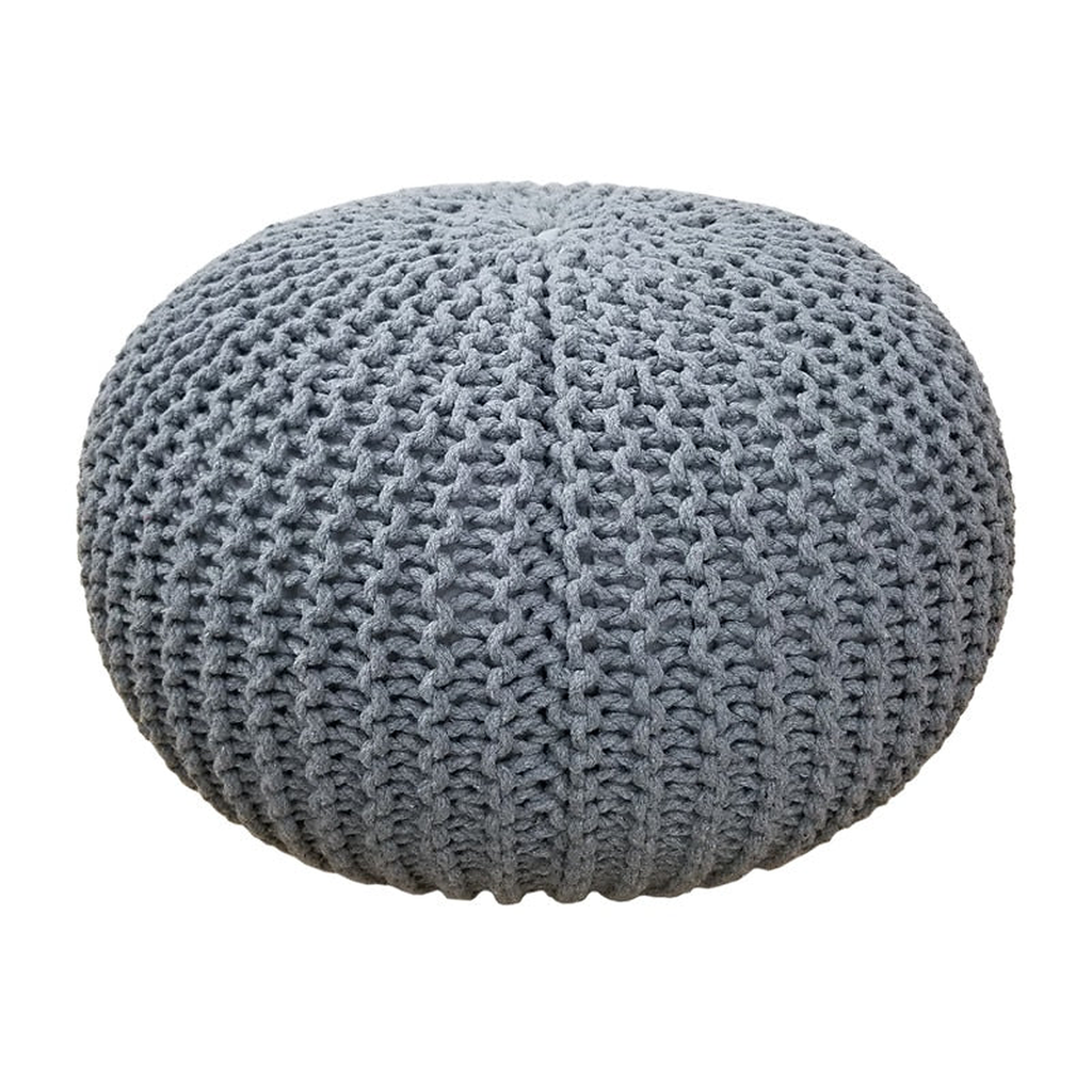 Pouf rond en grosse maille grise, vu de trois quarts sur fond blanc